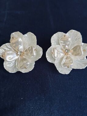 Lilly Pulitzer Pearl Flower Statement Earrings Gold Tone Floral Studs